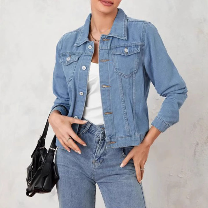 Dame denimjakke i et klassisk-moderne design med en tætsiddende silhuet Stilla