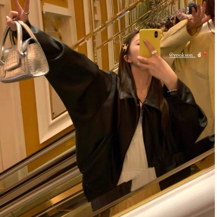 Kvinders læderjakke i oversized stil med fashionable detaljer Skovae