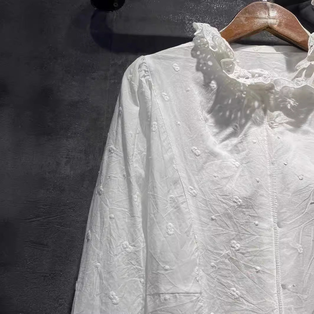 Damebluse med romantisk flæsedetalje Stilla
