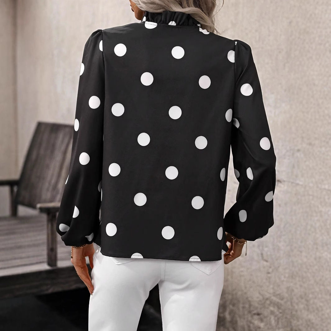 Damebluse med moderigtigt prikkemønster og elegante pufærmer Stilla