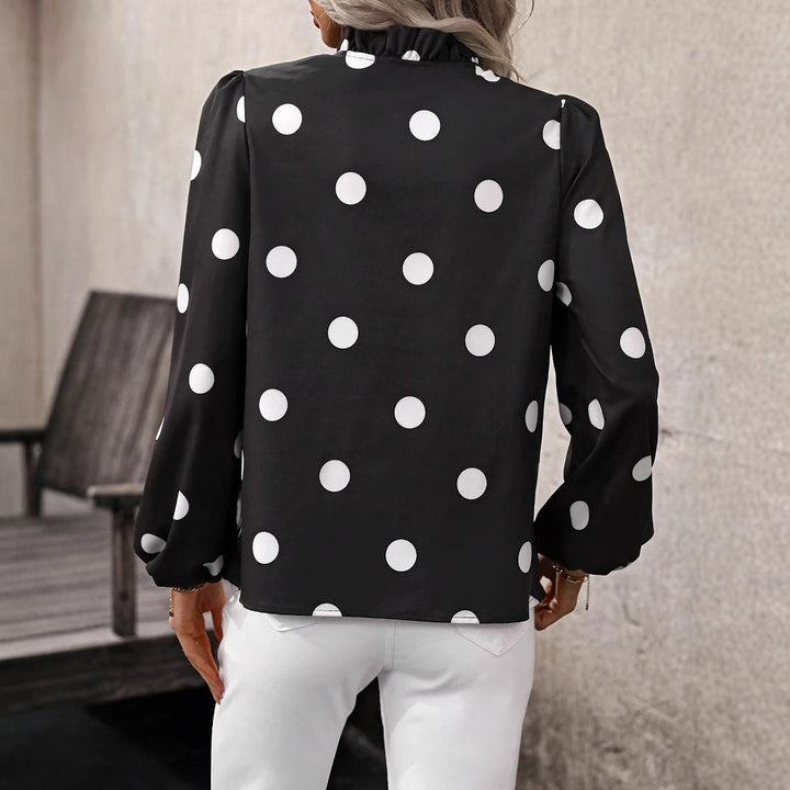 Damebluse med moderigtigt prikkemønster og elegante pufærmer Stilla