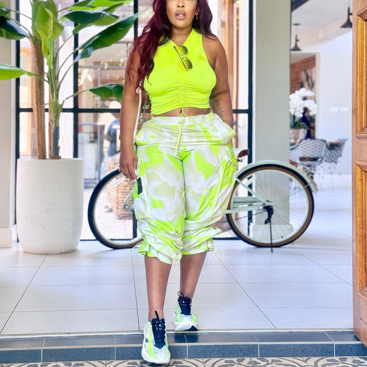 Kvinders cropped top med rynker og sporty chinosbukser Skovae