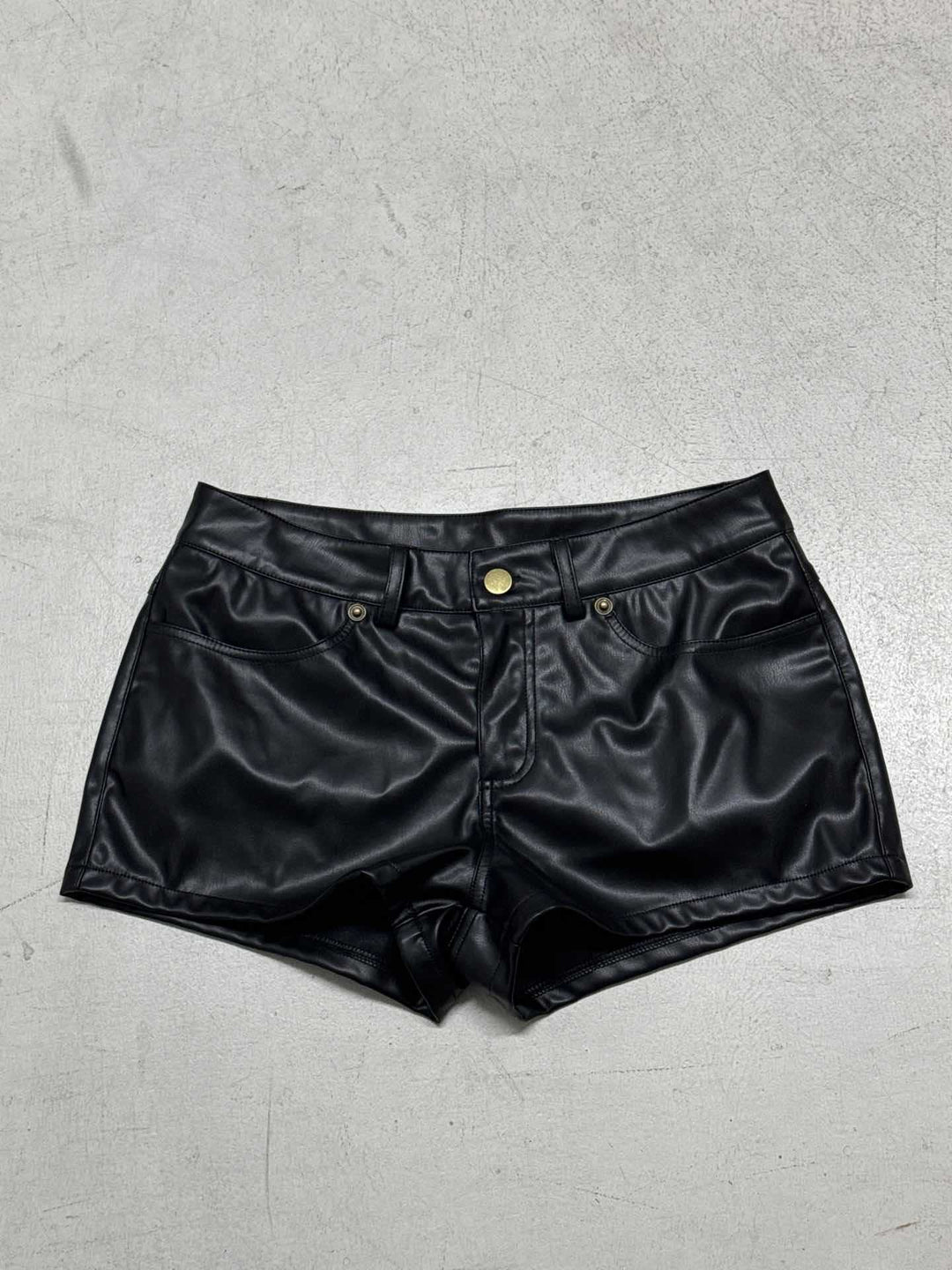 Dame Kunstlæder Shorts med elegant pasform og praktiske sidelommer Skovae