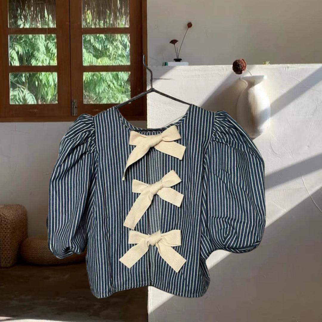 Damebluse med elegante striber og dekorativ sløjfekrave Stilla
