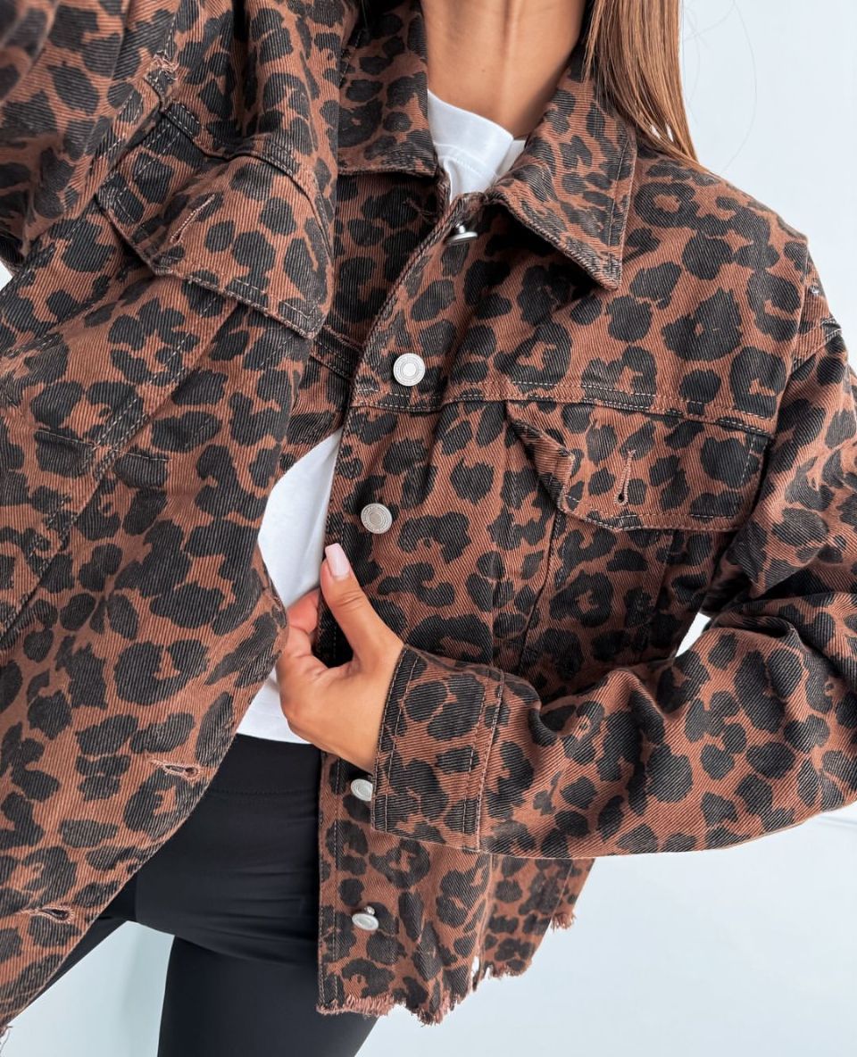 Dame jeansjakke i trendy leopardprint med frynsede afslutninger og to brystlommer Stilla