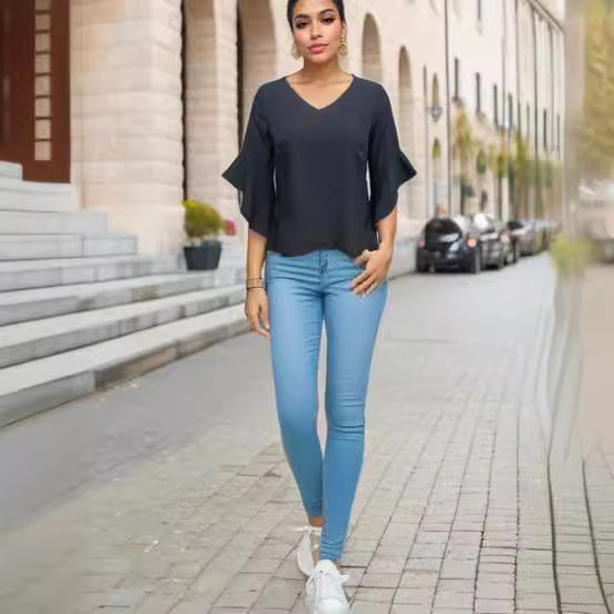 Dame overdel med elegante flæsedetaljer og V-udskæring Stilla