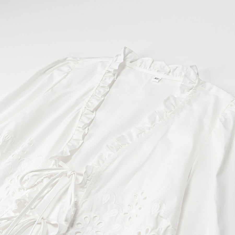 Damebluse med flæsedetaljer og floral broderi Stilla