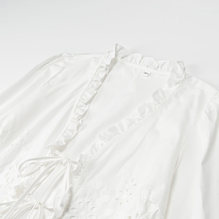 Damebluse med flæsedetaljer og floral broderi Stilla