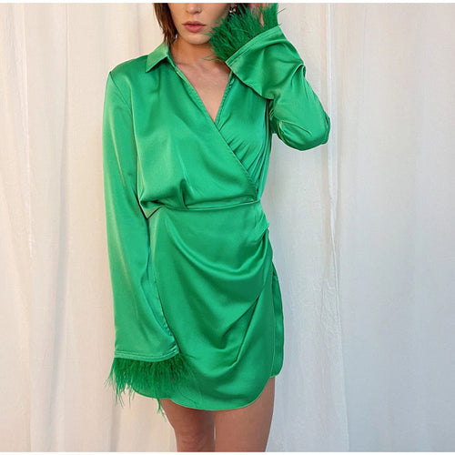Dameviklekjole med elegant satin-finish og trendy fjerdetaljer Stilla