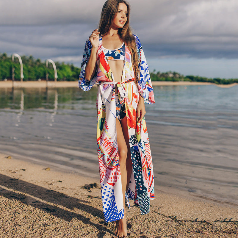 Dame trendy strandkimono med dybe sideslidser og farverigt mønster Stilla