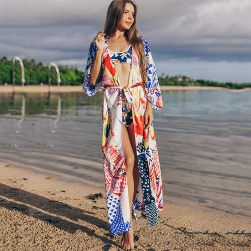 Dame trendy strandkimono med dybe sideslidser og farverigt mønster Stilla