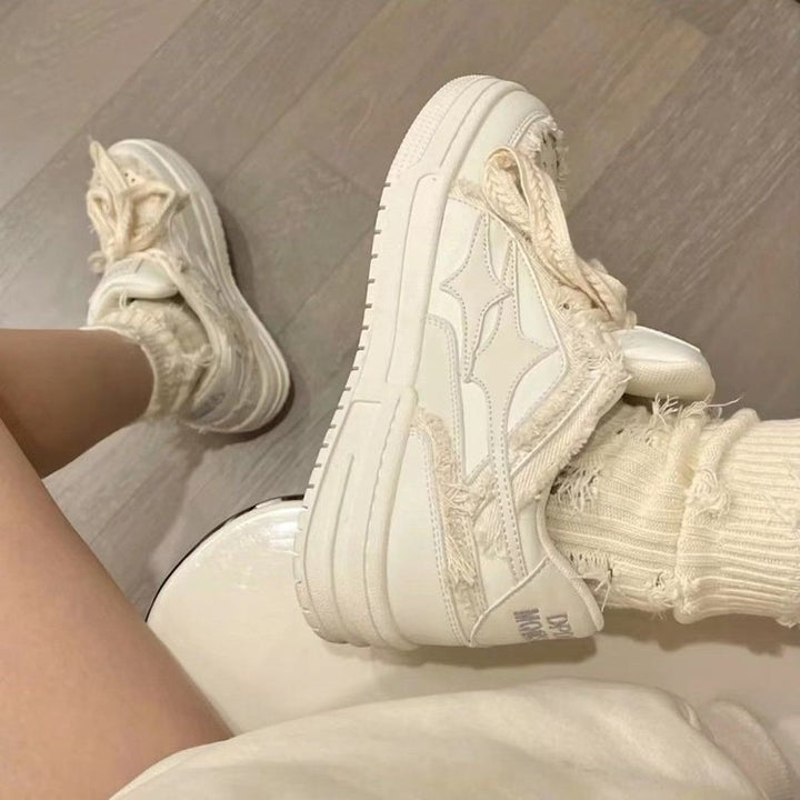 Dame fashionable sneakers i denim med frynset accenter Stilla