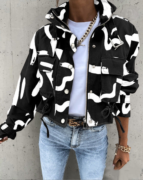 Dame mode cropped utility jakke med unikt mønster og praktiske lommer Stilla