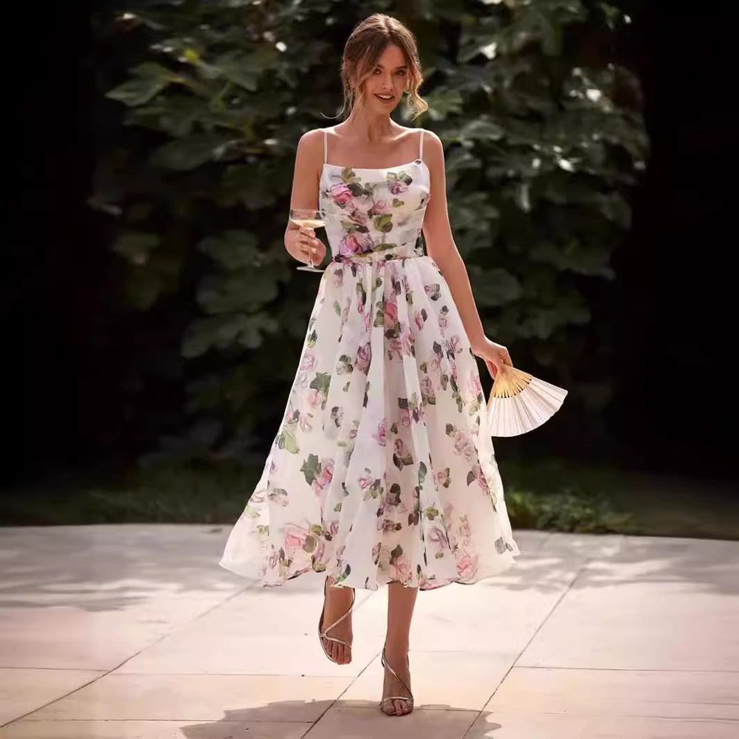Dame midikjole med romantisk blomsterdesign og flydende chiffon stil