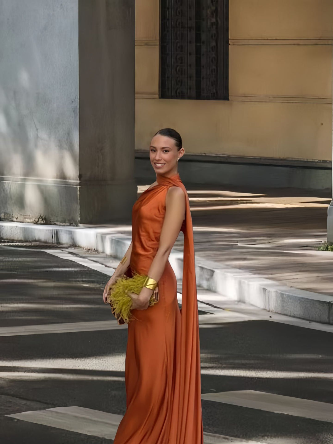 Dame aften kjole med asymmetrisk snit og elegant ståkrave Stilla
