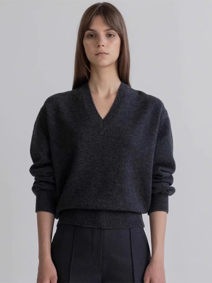 Kvinders afslappede V-hals sweater lavet af blødt materiale Stilla
