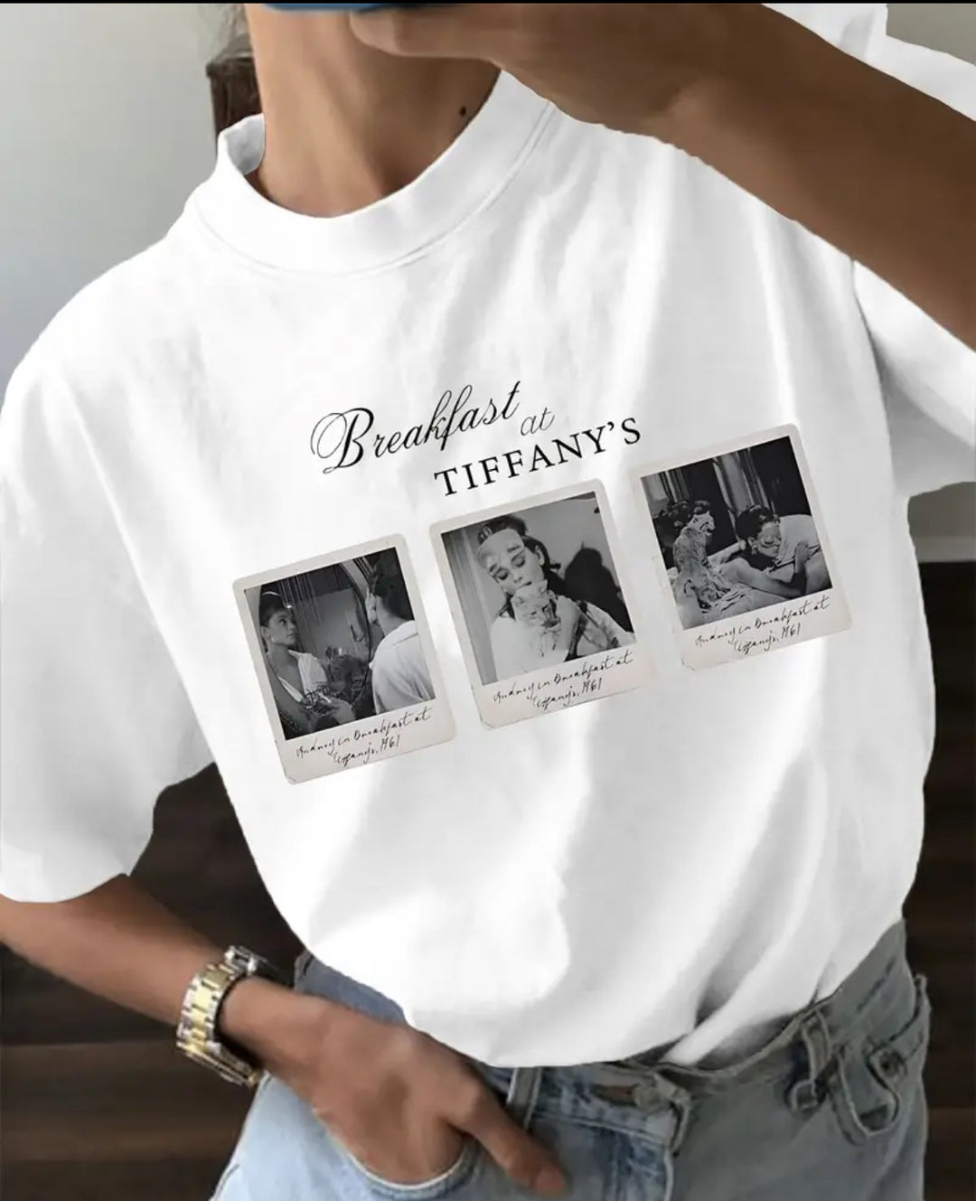 Dame T-shirt med nostalgiske filmfotos og elegant skrifttype Stilla