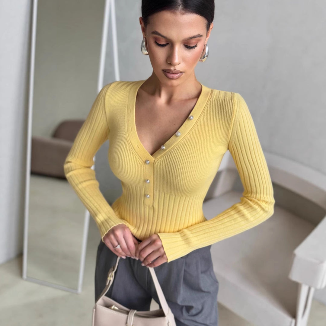 Kvinders fine strikket sweater med dekorative knapdetaljer og V-hals Stilla