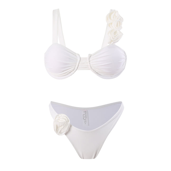 Damebikini med moderne rynkedetaljer og feminine blomsterapplikationer Stilla