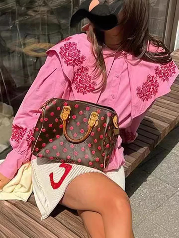 Damebluse med pragtfulde flæsedetaljer og blomstret broderidesign Stilla