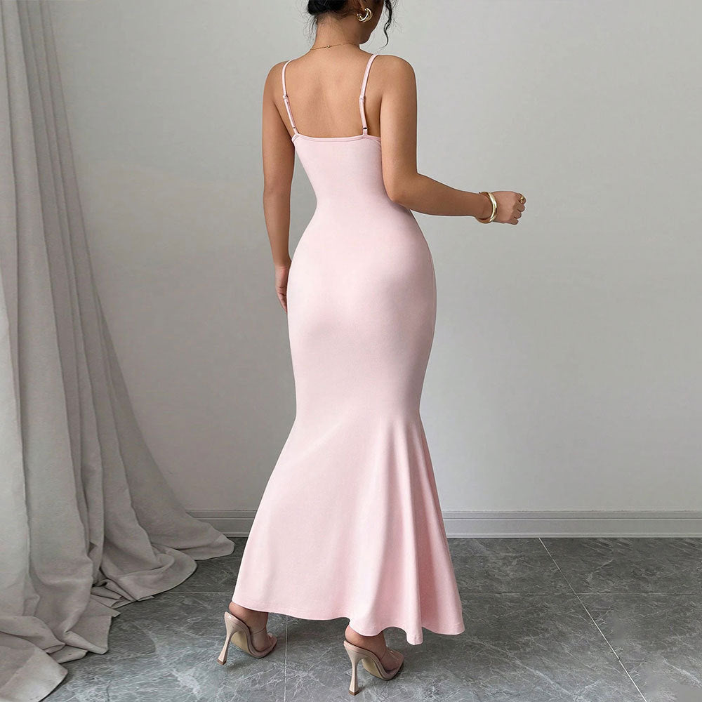 Dame fitted maxi kjole med spaghetti stropper og sofistikeret drapering design Stilla