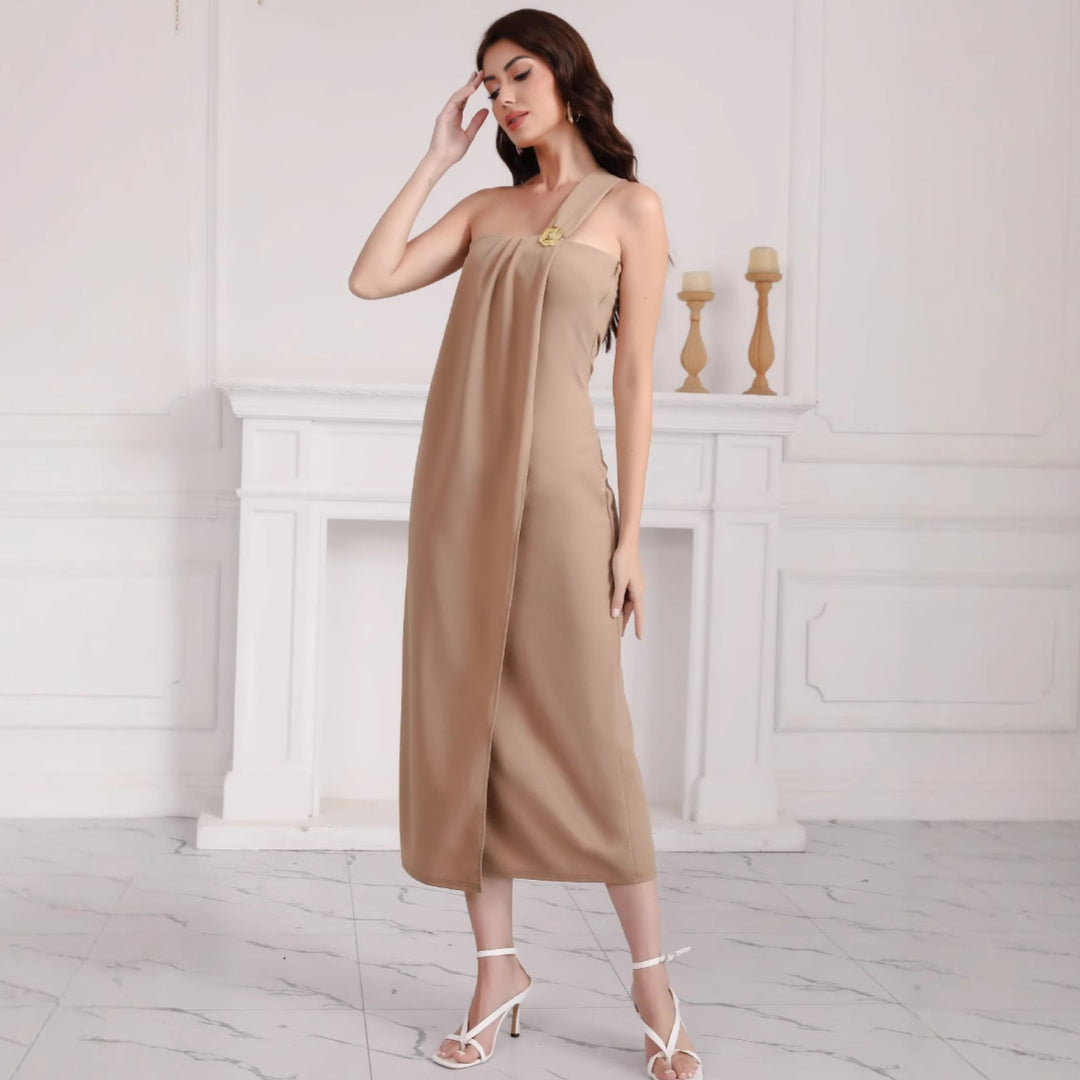 Kvindernes elegante off-the-shoulder maxi kjole med dekorativ detalje