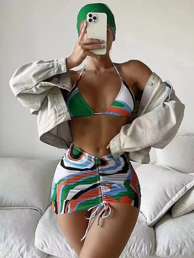 Dame bikini sæt med moderne indpakningsskørt og sporty top Skovae