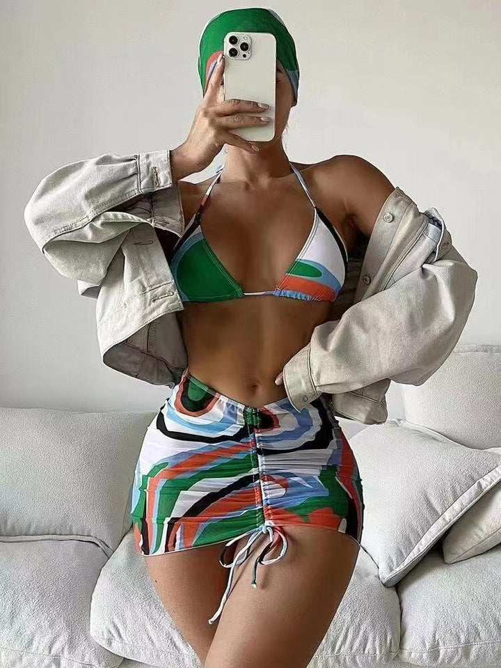 Dame bikini sæt med moderne indpakningsskørt og sporty top Skovae