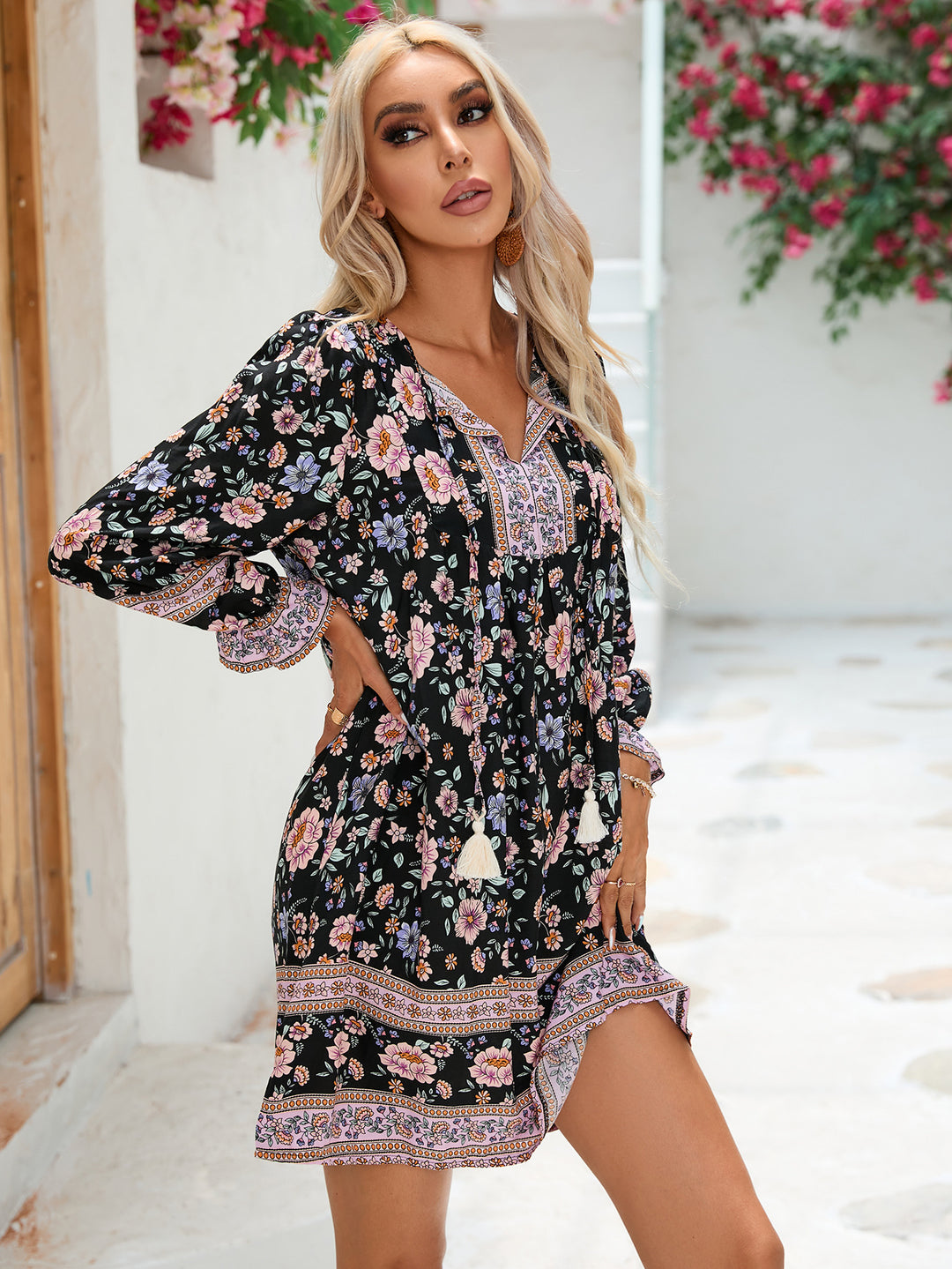 Femme bohemisk inspireret blomster mini kjole med frynsedetaljer Stilla