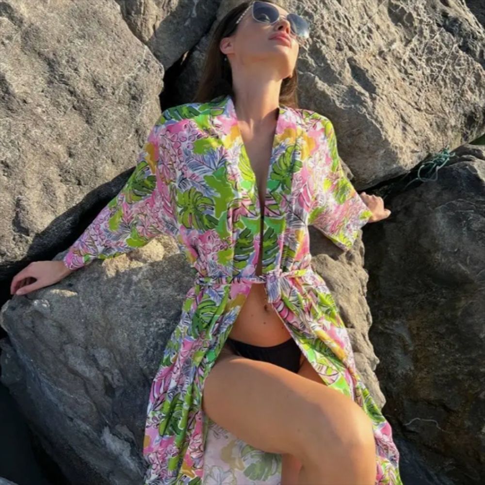 Dame Strandkimono med blomsterdesign og sidelæg Stilla