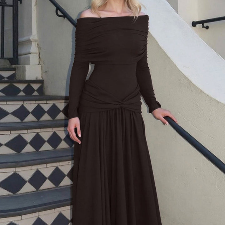Dame wrap kjole med voluminøs flæsekant og elegant off-shoulder design Skovae