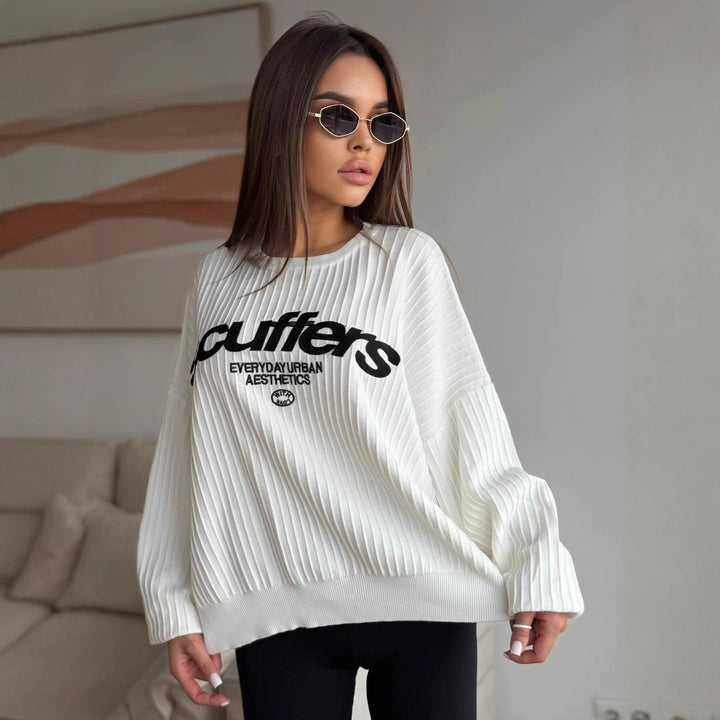Kvinders sweatshirt med stilfuld skrift og trendy ribbet tekstur Stilla