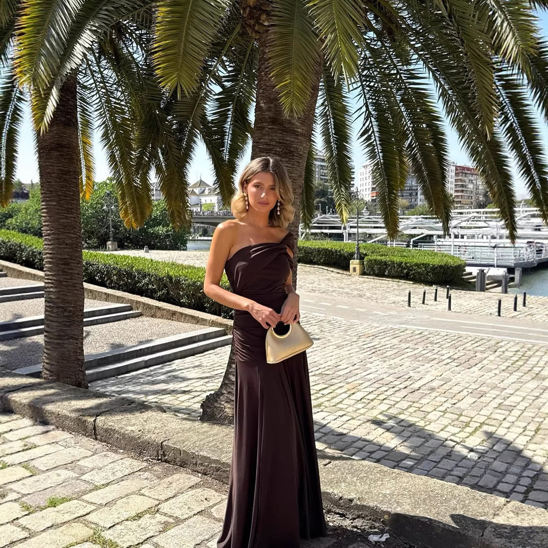 Dame elegant, figursyet aftenkjole med asymmetrisk strop Skovae