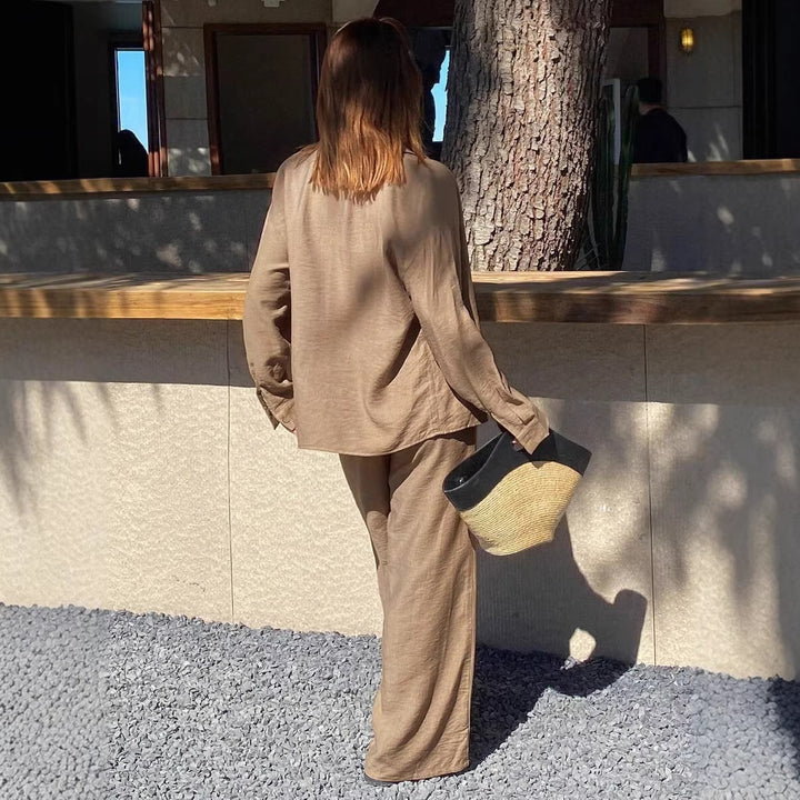 Dame Behageligt Lounge-Sæt i let stof med elegante detaljer Skovae
