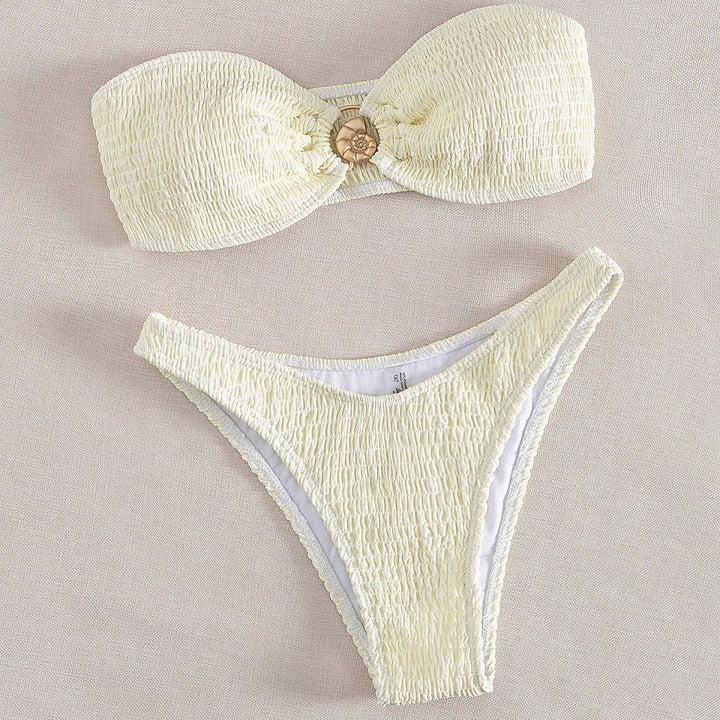 Dame bandeau-bikini med ruffle detaljer og moderne smykke accent Skovae