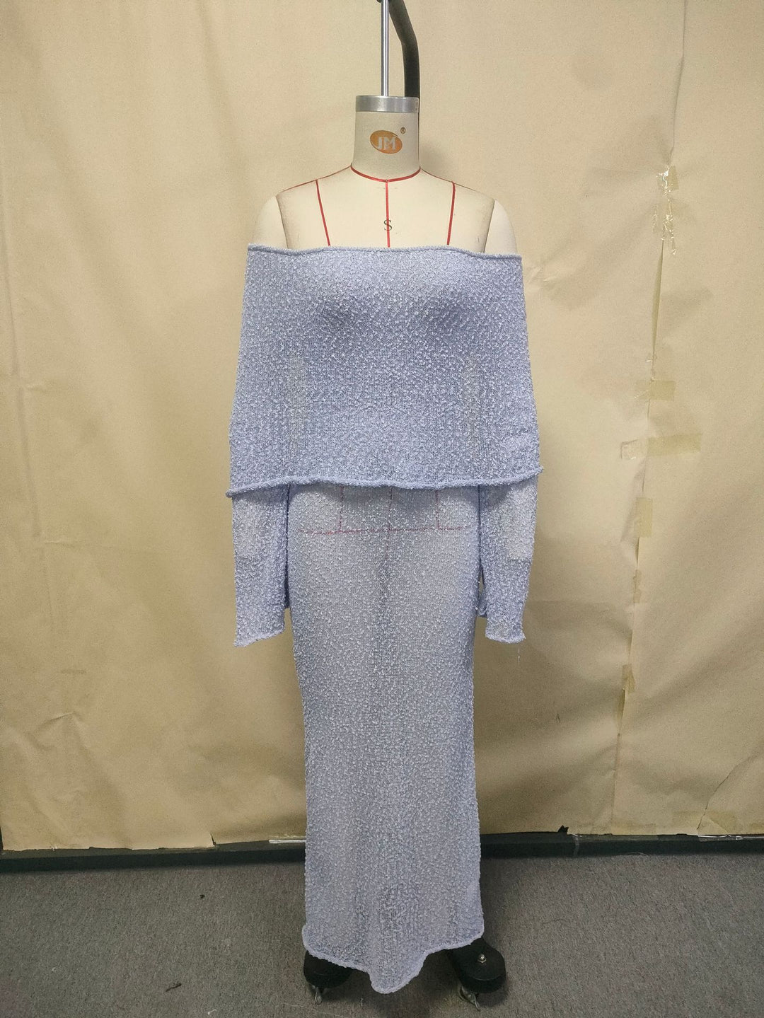 Dame Elegant strikkjole med aftageligt off-shoulder-design og gennemsigtigt hulmønster Stilla