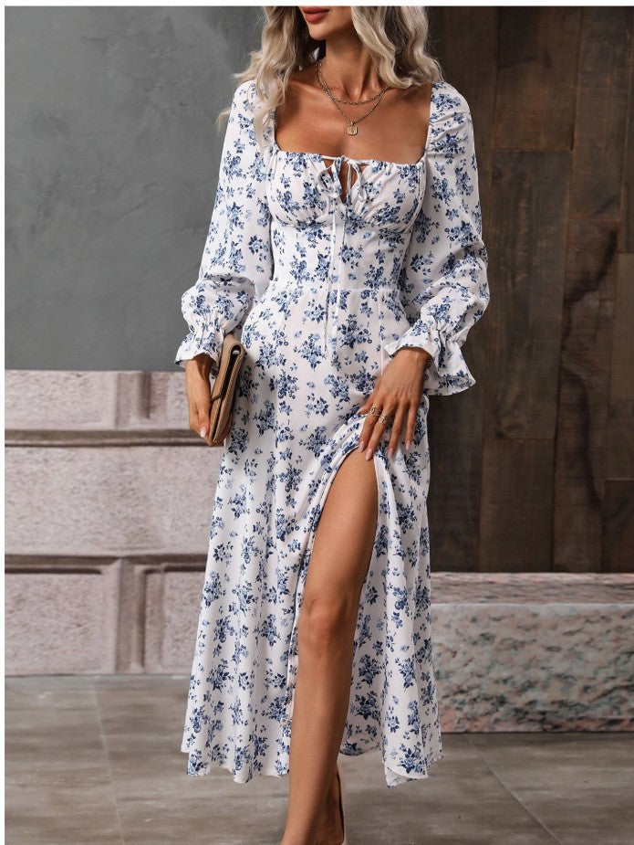 Dame blomsterkjole i boho-stil med dyb v-udskæring og sideslids Stilla