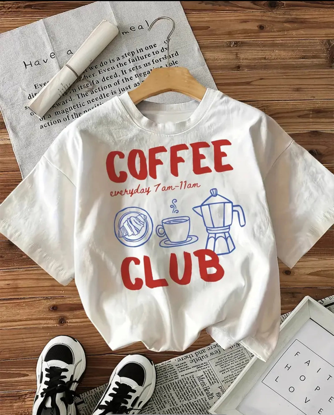 Dame T-shirt med kreativt Coffee Club design Stilla