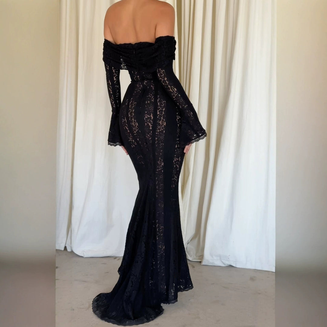 Kvinders blonde maxikjole med off-the-shoulder design og elegante trompetærmer Skovae