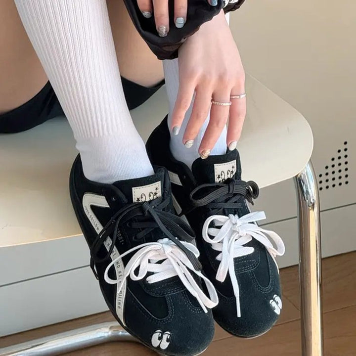 Damer sporty sneakers i moderne design med kontrastfarvede snørebånd og robustOverdel Stilla
