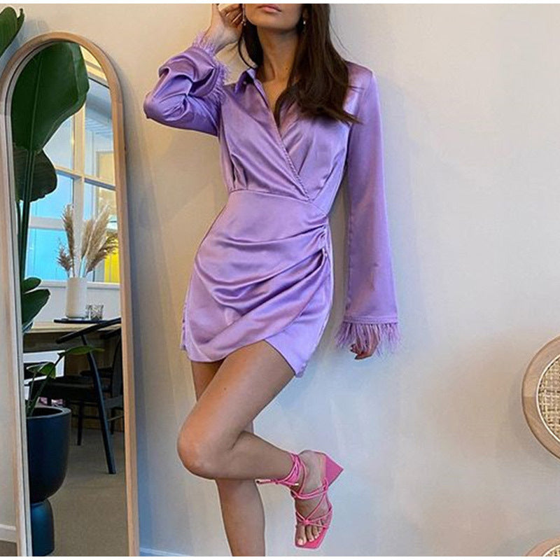 Dameviklekjole med elegant satin-finish og trendy fjerdetaljer Stilla
