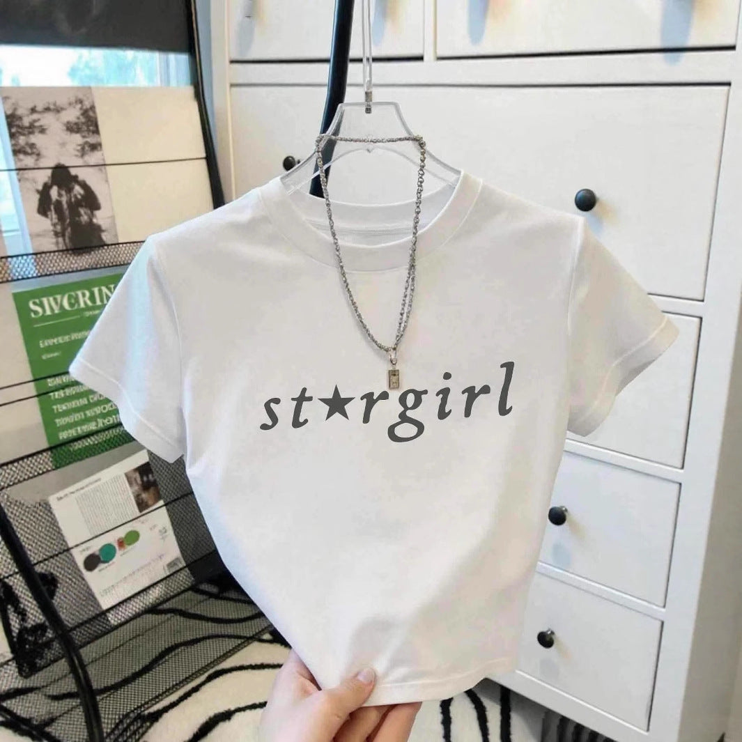 Dame Crop-T-Shirt med moderne skrift og tætsiddende snit Skovae