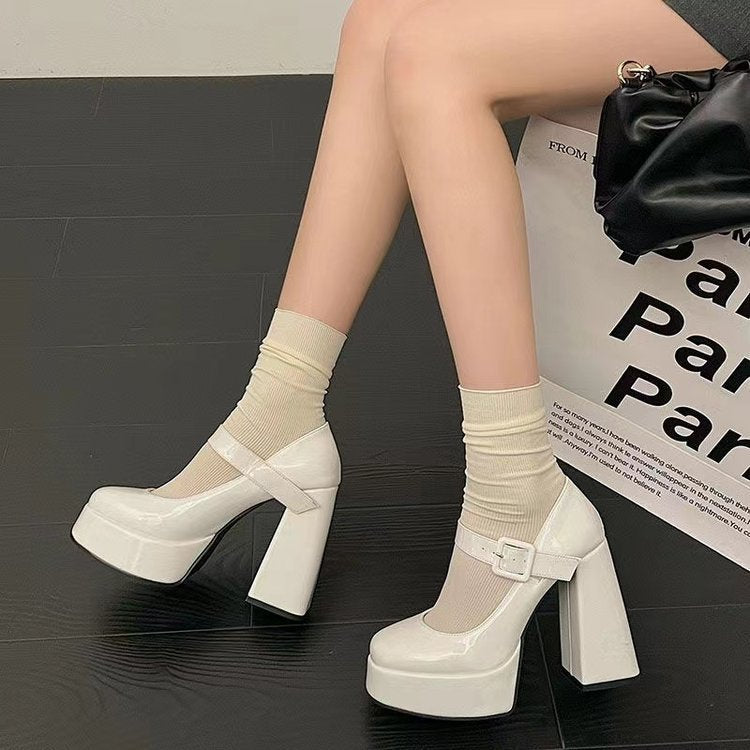 Damer Mode Plateau-Pumps med skinnende lakoverflade og dekorativ spænde lukning Stilla