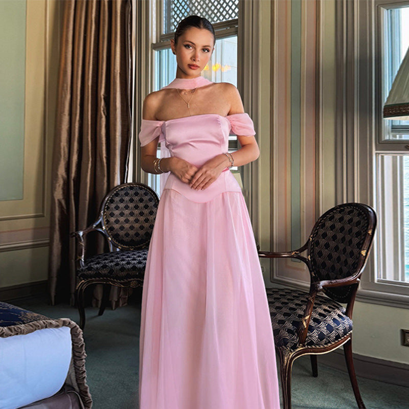 Kvinders aftenkjole med off-shoulder design og elegante ruffle accenter Skovae