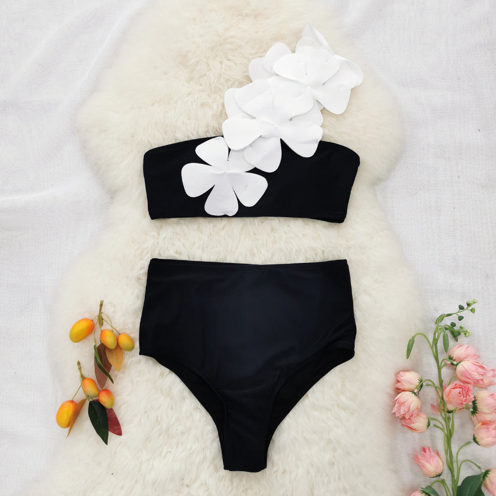 Dame bikini-outfit med en-sidet strop og blomsterdesign Stilla