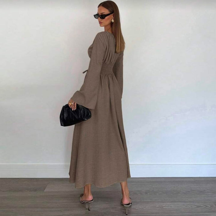 Kvinders elegante maxikjole med sidelæg og sofistikeret drapering