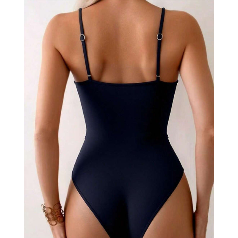 Dame Cut-Out Badedragt med elegant omslagsdesign og moderigtige accenter Stilla
