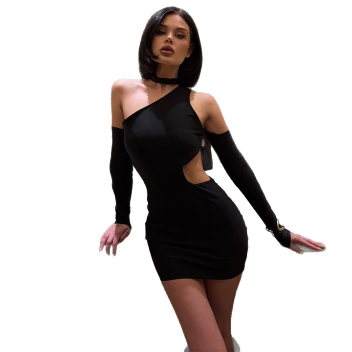 Kvindernes elegante cut-out mini kjole med asymmetrisk snit og lange ærmer