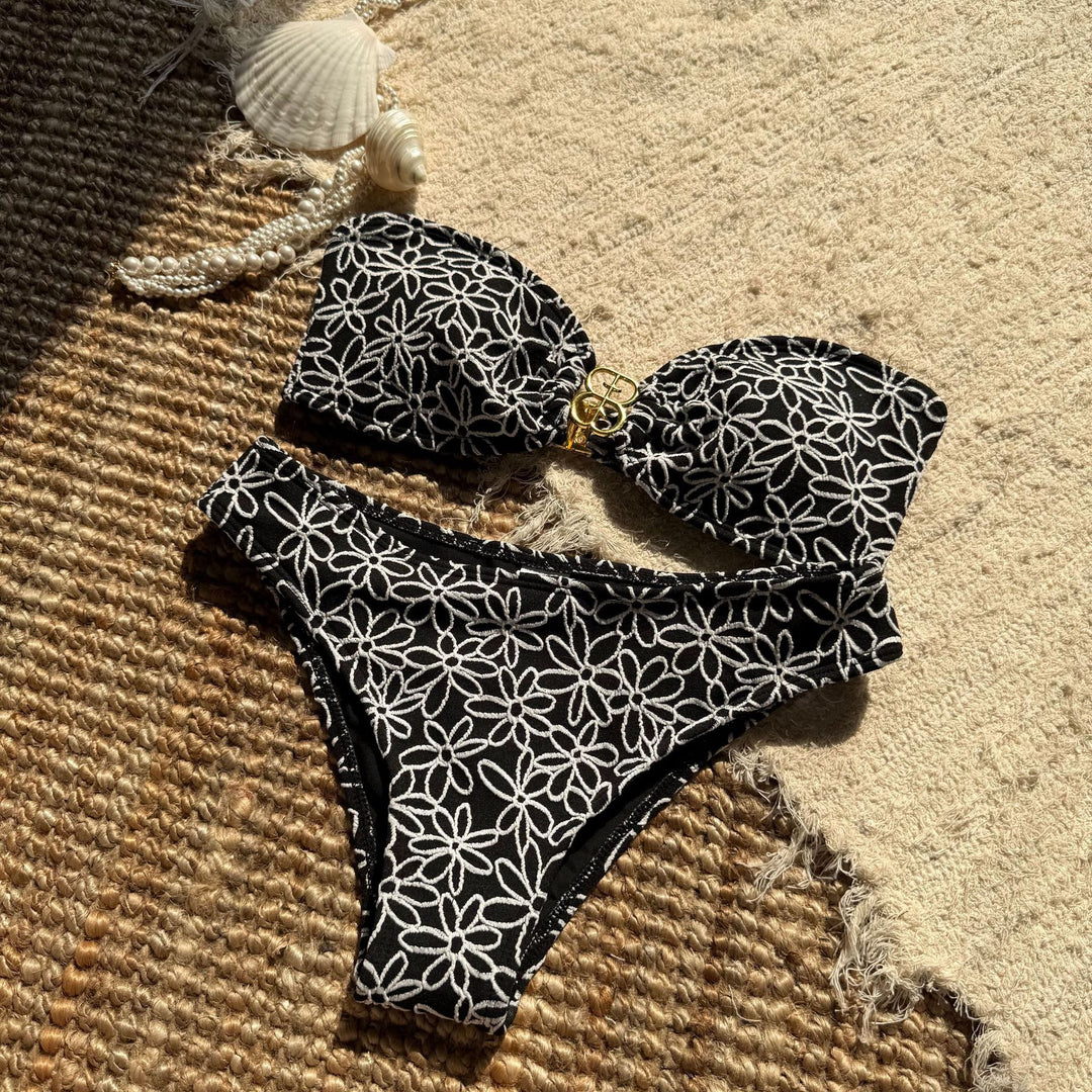 Dame bandeau-bikini-sæt med blomsterapplikationer og gyldne detaljer Stilla