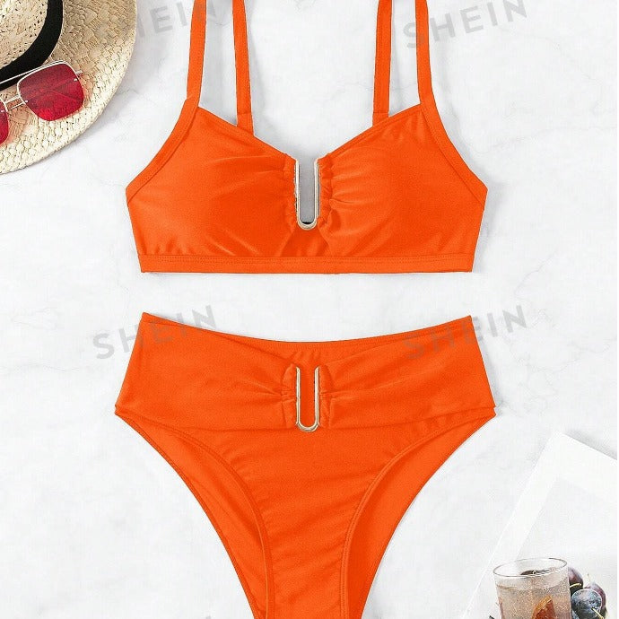 Damehøjskåret bikini med moderne cut-out og gyldne detaljer Stilla